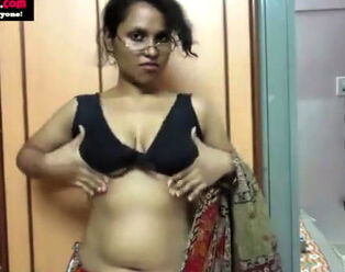 Indian aunty instructing romp uncovering her bumpers